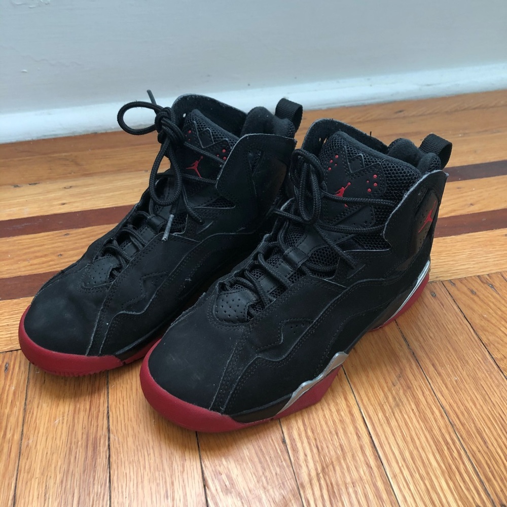 Boys Size 4  Black/Red Jordan True Flight Sneakers